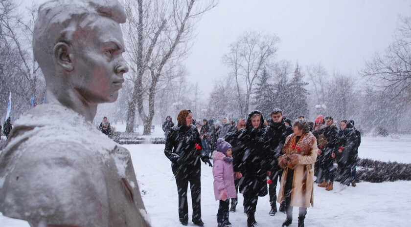 Жители Луганска в 79‑ю годовщину гибели участников краснодонской подпольной организации «Молодая гвардия» провели митинг-реквием