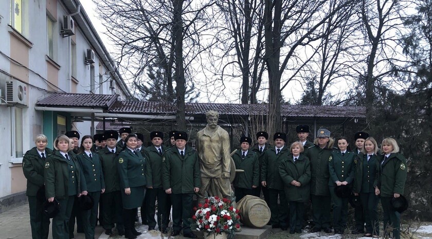 Сотрудники Государственного таможенного комитета ЛНР в свой профессиональный праздник возложили цветы к памятнику луганскому актеру Павлу Луспекаеву в образе таможенника Верещагина из советского фильма «Белое солнце пустыни»