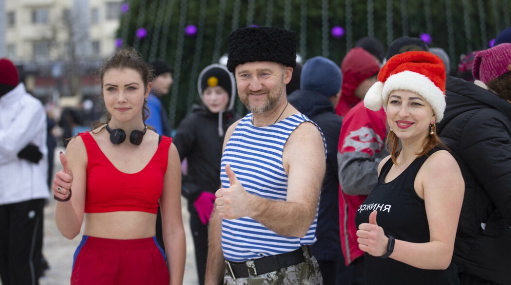 Более полусотни луганчан участвовали в новогоднем забеге и водили хоровод у главной ёлки ЛНР