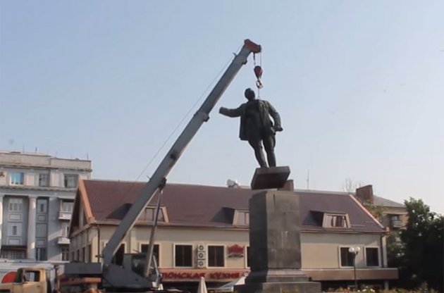Снос памятника Артёму в Артёмовске, 10 июля 2015 года