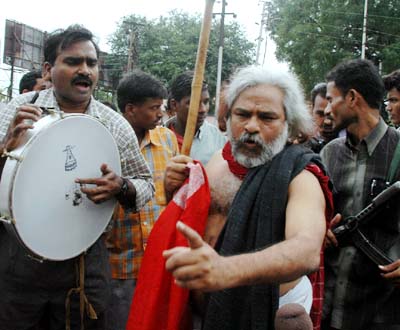 Гаддар исполняет революционные песни возле полицейской станции Чадергхат в Хайдарабаде после ареста революционного писателя Варавара Рао (2005 г.)
