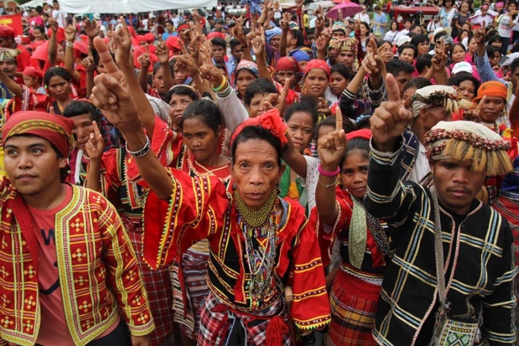 Мобилизация лумадов, с хорошо известным лумадским лидером Баем Бибьяоном на переднем плане. Слово лумад означает «рождённый землёй» и относится к восемнадцати этнолингвистическим аборигенным группам Минданао. Когда Минданао стал крупным центром тяжести народной войны на Филиппинах, организованные сообщества лумадов столкнулись с особенно жестокими репрессиями со стороны Вооружённых сил Филиппин за последнее десятилетие.