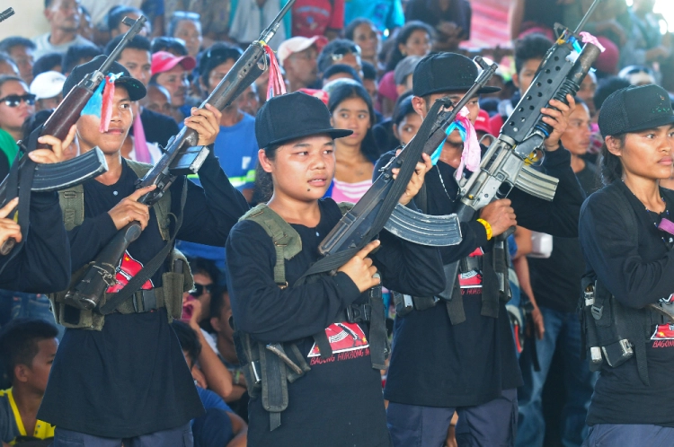 Красные бойцы Новой народной армии с гордостью стоят на службе народу и новодемократической революции на представлении для масс вблизи южного города Бутуана.