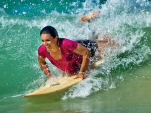 Талси Габбард занимается сёрфингом