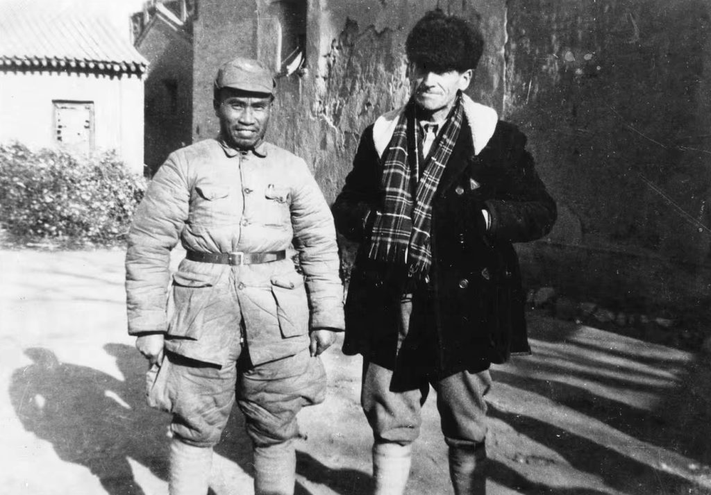 Чжу Дэ и офицер морской пехоты США Эванс Карлсон, провинция Шаньси, декабрь 1937 года