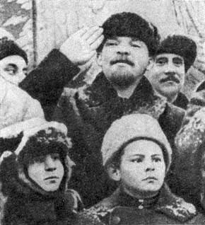 Вторая годовщина Великого Октября. В. И. Ленин на Красной площади