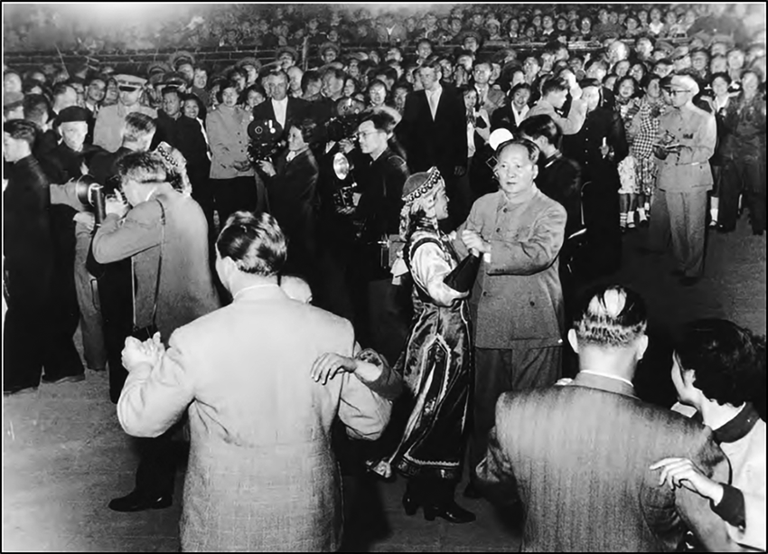 Председатель Мао Цзэдун на праздновании Дня молодёжи в парке Чжуншань в Пекине, май 1957 года