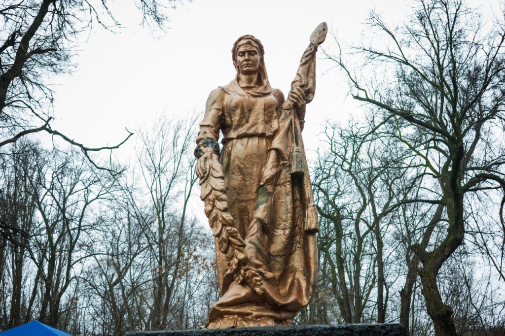 Активисты благоустроили территорию возле братской могилы советских воинов в посёлке шахты №&nbsp;29 Петровского района Донецка
