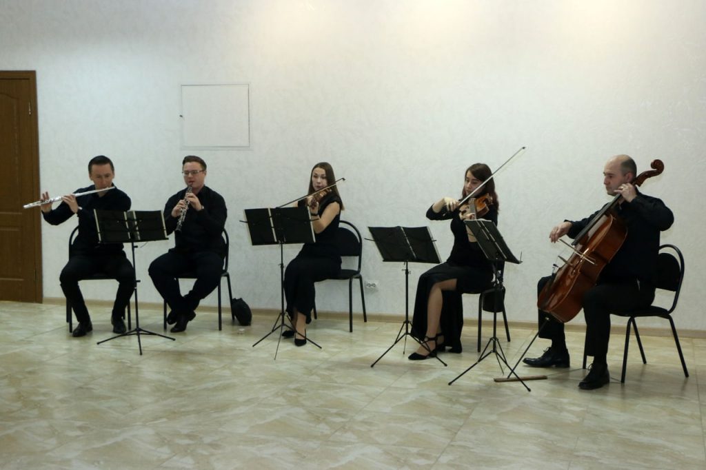 В Донецком краеведческом музее открылась выставка «Жизнь в музыке»