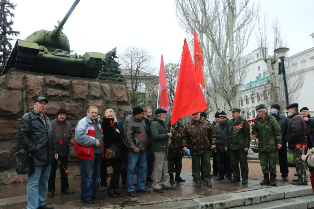 В Донецке ветераны Советской Армии возложили цветы к памятнику командиру 32-й гвардейской танковой бригады, гвардии полковнику Францу Андреевичу Гринкевичу (1905-1943)