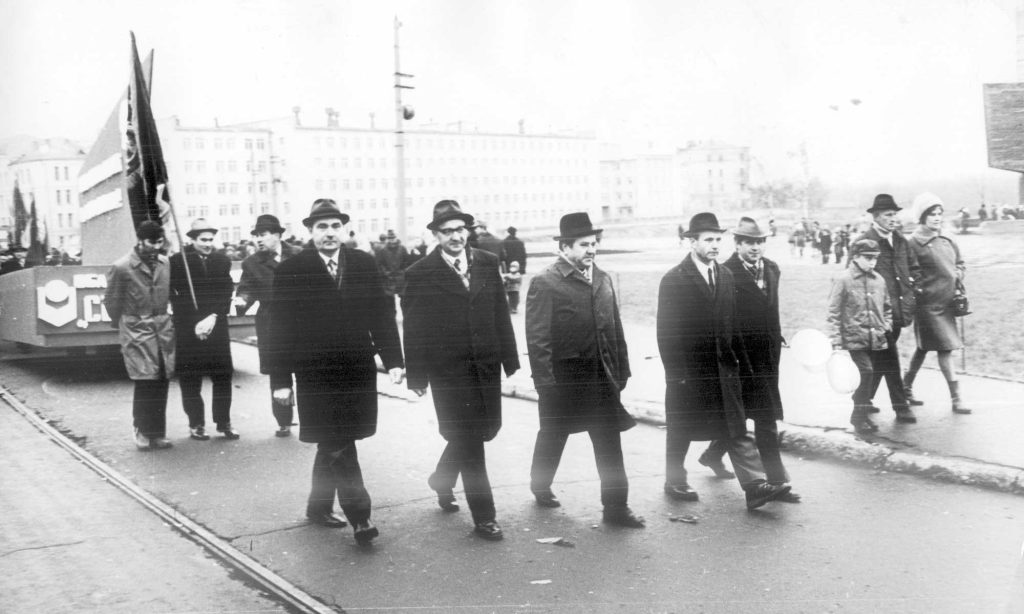 С руководством «Сельхозтехники» на демонстрации (Калинин, 7 ноября 1974 г.)