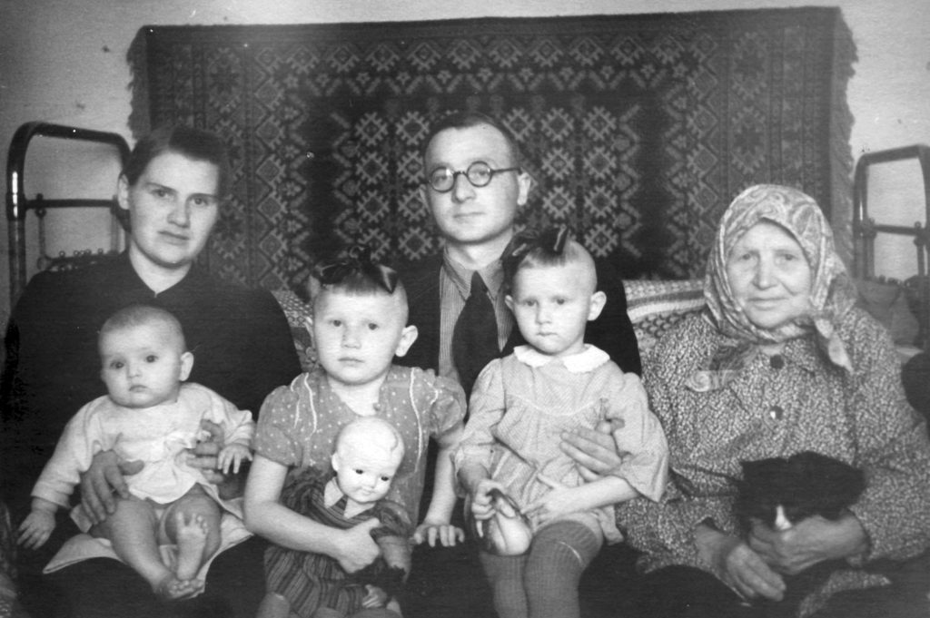 Забавины; справа — бабушка Мария, мать Петра Алексеевича (Татево, 1957 г.)