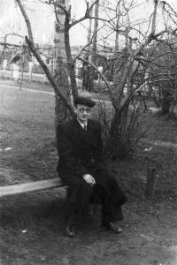 1 мая 1953 г., вероятно, Калинин. Курить Пётр Забавин потом бросил.