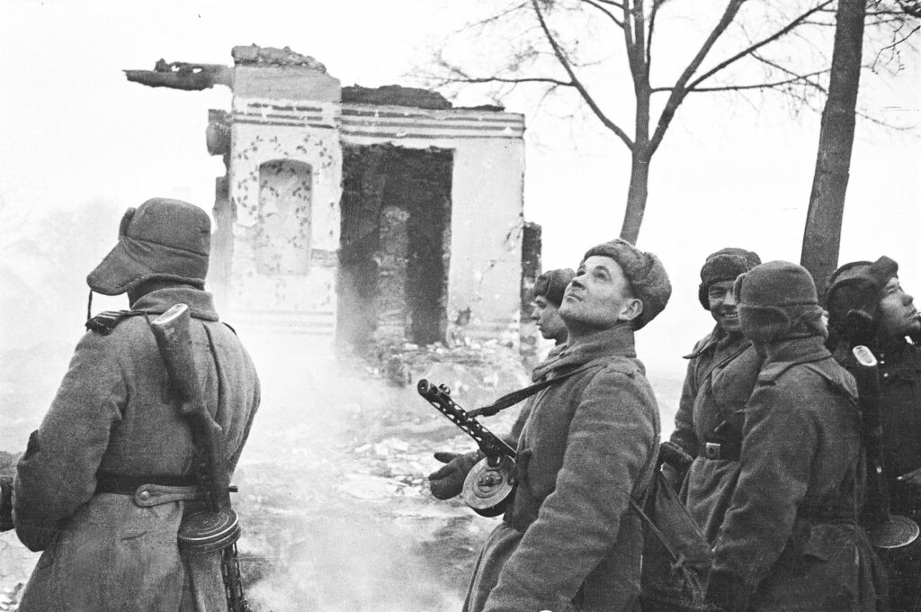 Автоматчики Калининского фронта в освобождённом от захватчиков Ржеве, март 1943 года